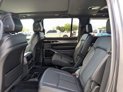 2026 Jeep Grand Wagoneer - Photo 14