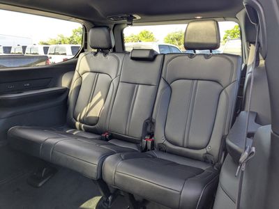 2026 Jeep Grand Wagoneer - Photo 15