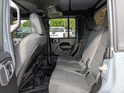 2026 Jeep Gladiator - Photo 13