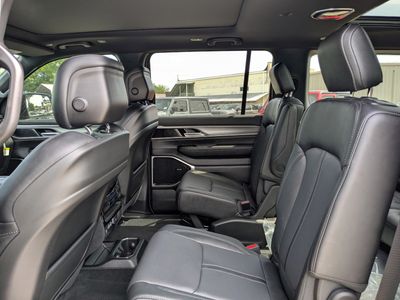 2026 Jeep Grand Wagoneer - Photo 15