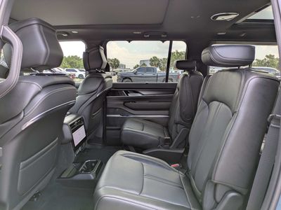 2026 Jeep Grand Wagoneer - Photo 14