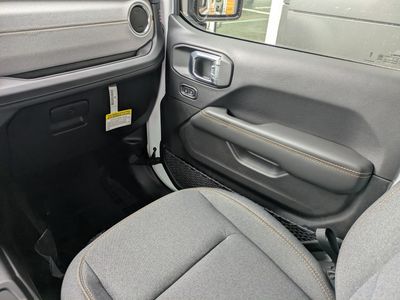 2025 Jeep Wrangler - Photo 14