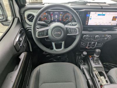 2025 Jeep Wrangler - Photo 13