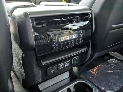 2026 Jeep Grand Wagoneer - Photo 16