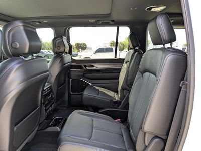 2026 Jeep Grand Wagoneer - Photo 14