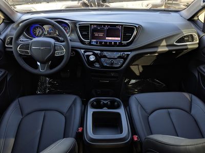 2026 Chrysler Pacifica — photo 17 view