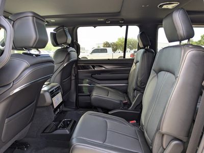 2026 Jeep Grand Wagoneer - Photo 14