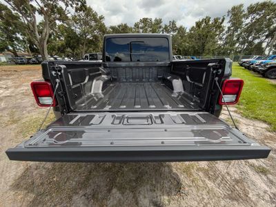 2025 Jeep Gladiator - Photo 11