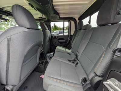 2025 Jeep Gladiator - Photo 12
