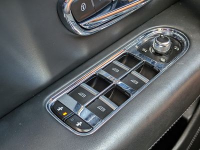 2020 Bentley Bentayga - Photo 23
