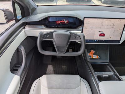 2022 Tesla Model X - Photo 18