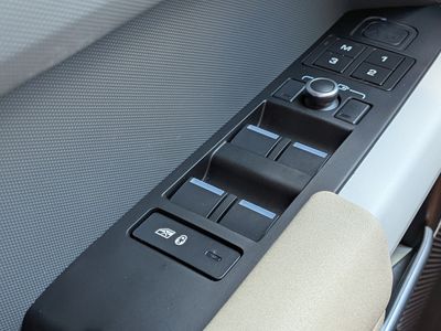 2023 Land Rover Defender - Photo 22