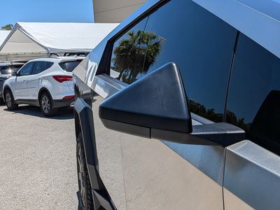 2025 Tesla Cybertruck - Photo 12