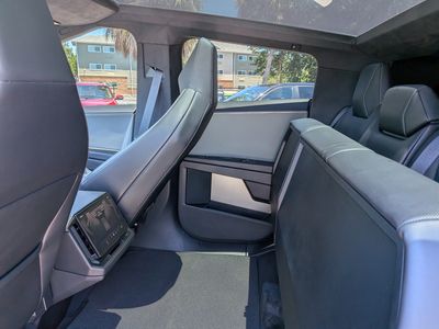 2025 Tesla Cybertruck - Photo 13