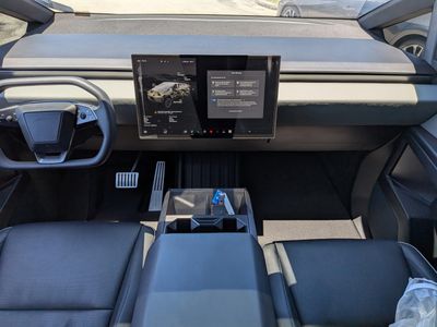 2025 Tesla Cybertruck - Photo 16