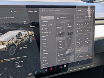 2025 Tesla Cybertruck - Photo 24