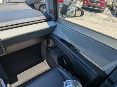 2025 Tesla Cybertruck - Photo 18