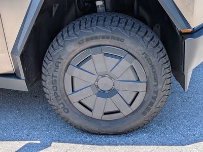 2025 Tesla Cybertruck - Photo 11