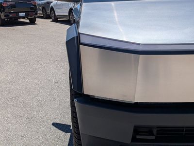 2025 Tesla Cybertruck - Photo 10
