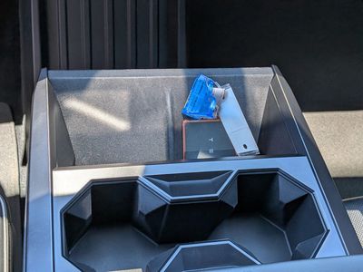 2025 Tesla Cybertruck - Photo 23