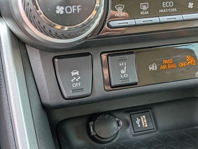 2024 Toyota RAV4 - Photo 30