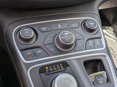 2017 Chrysler 200 - Photo 29
