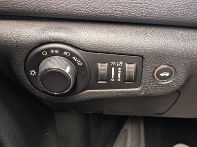 2017 Chrysler 200 - Photo 22