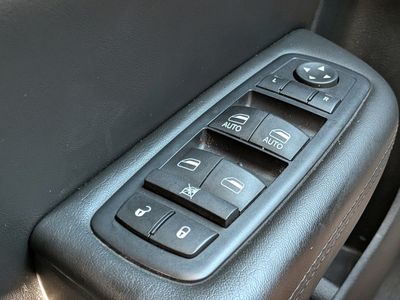 2017 Chrysler 200 - Photo 21