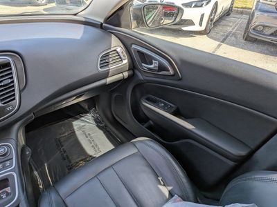 2017 Chrysler 200 - Photo 17