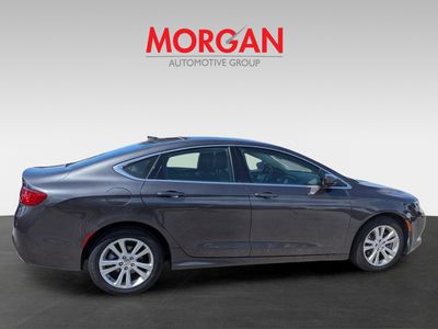 2017 Chrysler 200 - Photo 3