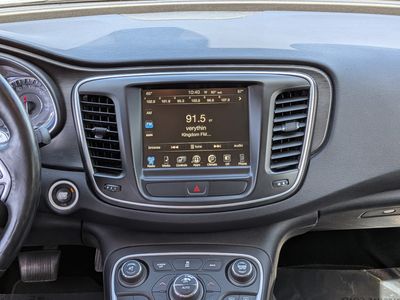 2017 Chrysler 200 - Photo 18
