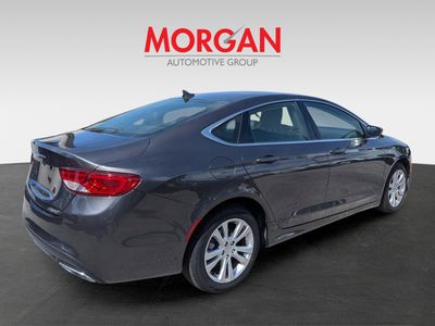 2017 Chrysler 200 - Photo 4