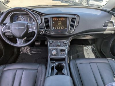2017 Chrysler 200 - Photo 15