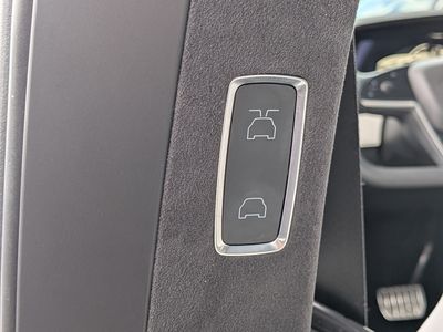 2022 Tesla Model X - Photo 23