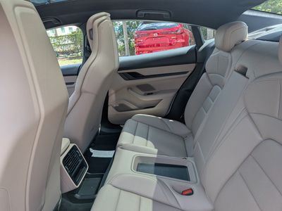 2022 Porsche Taycan - Photo 15
