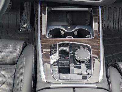 2025 BMW X7 - Photo 19