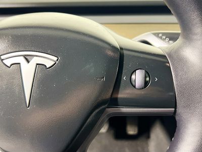 2023 Tesla Model 3 - Photo 17