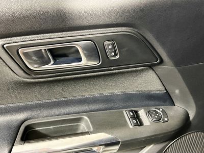 2020 Ford Mustang - Photo 14