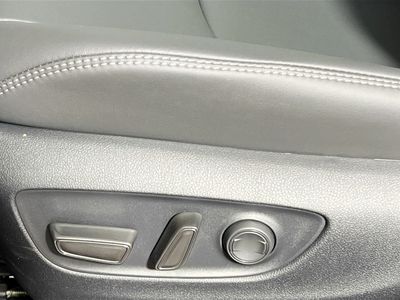 2025 Toyota RAV4 - Photo 13