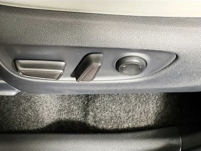 2025 Toyota RAV4 - Photo 13