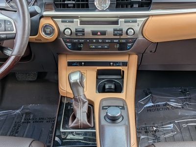 2018 Lexus ES - Photo 19