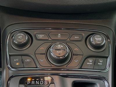 2015 Chrysler 200 - Photo 23