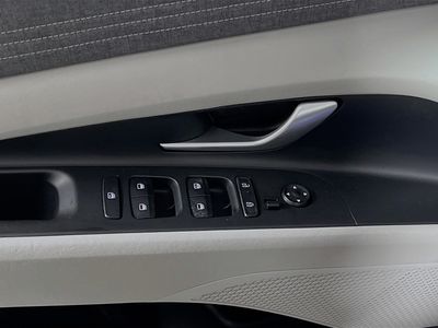2025 Hyundai Elantra - Photo 14