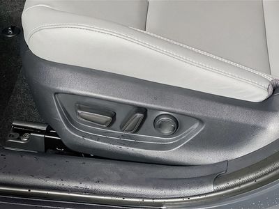 2025 Toyota Camry - Photo 13