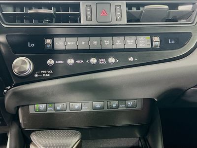 2025 Lexus ES - Photo 23