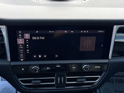 2022 Porsche Macan - Photo 30
