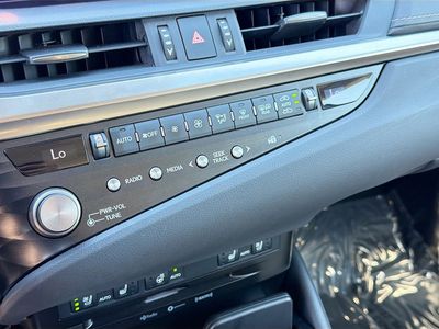 2021 Lexus ES - Photo 32