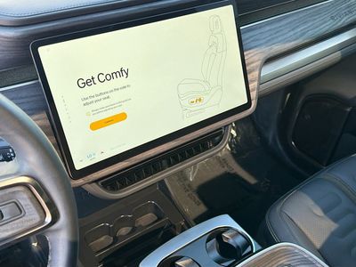 2023 Rivian R1S - Photo 30