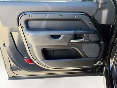 2023 Land Rover Defender - Photo 19