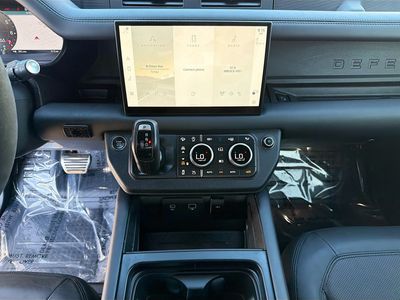 2023 Land Rover Defender - Photo 17